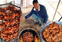 ببینید| غذای خیابانی در ازبکستان؛ کباب کردن 20 مرغ کامل در تنور زیر زمینی در تاشکند