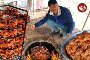 ببینید| غذای خیابانی در ازبکستان؛ کباب کردن 20 مرغ کامل در تنور زیر زمینی در تاشکند