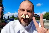 ببینید| ثبت رکوردی عجیب در گینس؛ فرو کردن ۸۱ چوب کبریت در بینی