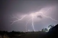 ببینید | لحظه اصابت صاعقه به زمین در ایلام