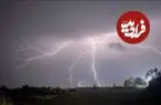 ببینید | لحظه اصابت صاعقه به زمین در ایلام