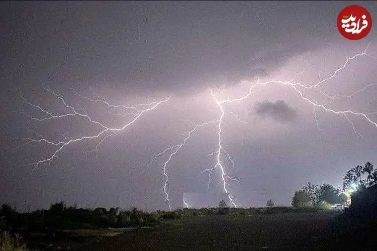 ببینید | لحظه اصابت صاعقه به زمین در ایلام