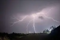 ببینید | لحظه اصابت صاعقه به زمین در ایلام