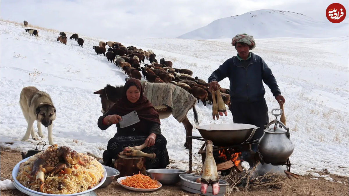 (ویدئو) غذای روستایی در افغانستان؛ پخت کابلی پلو توسط یک بانوی عشایر