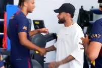 (عکس) خداحافظی بازیکنان PSG با نیمار با طعم پس‌گردنی!