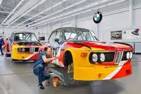 ببینید| مراحل بازسازی و رنگ آمیزی خودروهای قدیمی «بی ام و» و تبدیل آن ها به آثار هنری