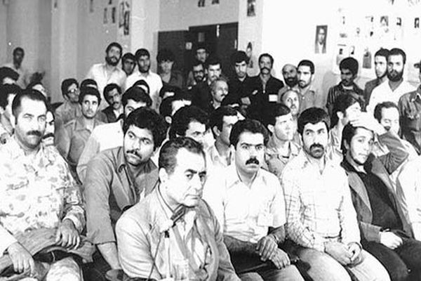 عکس؛ سفر به تاریخ؛ چهرۀ «دکتر کمالی، شکنجه‌گر بی‌رحم ساواک» بعد از دستگیری در دادگاه؛ سال 58