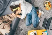 ۶ کاری که باید برای کمک به سلامت روان فررند نوجوان خود انجام دهید