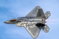 عکس؛ چرا جنگنده F-22 رپتور دارای سایبان طلایی است؟