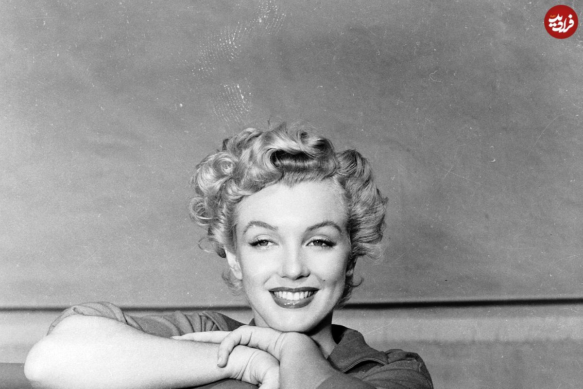 عکس| سفر در زمان؛ «مرلین مونرو» در حال بغل گرفتن یک بره در کالیفرنیا؛ سال 1323