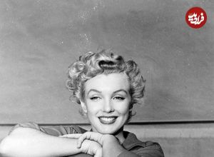 عکس| سفر در زمان؛ «مرلین مونرو» در حال بغل گرفتن یک بره در کالیفرنیا؛ سال 1323