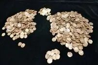 گنج بزرگ سکه‌های طلایی 2 هزارساله توسط یک جویندۀ غیرقانونی کشف شد