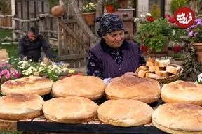 ببینید| غذای روستایی در آذربایجان؛ پخت نان سیب زمینی در طبیعت روستا