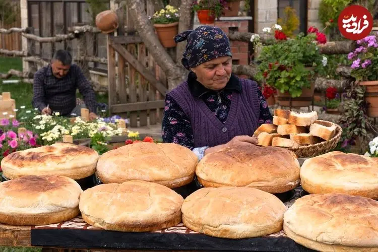 ببینید| غذای روستایی در آذربایجان؛ پخت نان سیب زمینی در طبیعت روستا