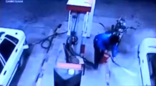 (ویدیو) سرعت عمل فوق‌العاده کارمند پمپ بنزین زاهدان برای جلوگیری از انفجار زانتیا و جایگاه سوخت