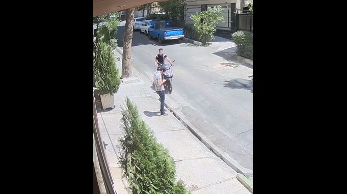 (ویدئو) لحظه سرقت آیفون ۱۲ یک شهروند در الهیه تهران!