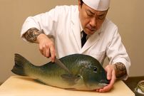ببییند؛ غذای خیابانی در ژاپن؛ برش ماهرانه ماهی کمیاب Scarbreast Tuskfish و تهیه ساشیمی