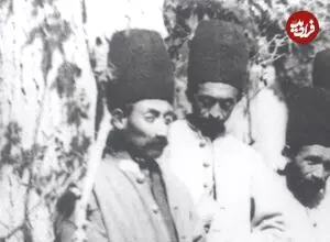 عکس| سفر زمان؛ پرداخت حقوق خدمتکاران در حیاط قصر در دوران ناصرالدین شاه