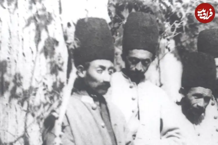 عکس| سفر زمان؛ پرداخت حقوق خدمتکاران در حیاط قصر در دوران ناصرالدین شاه