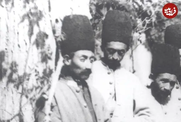عکس| سفر زمان؛ پرداخت حقوق خدمتکاران در حیاط قصر در دوران ناصرالدین شاه