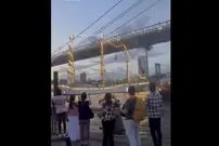 ببینید؛ لحظه برخورد کشتی تاریخی با یک پل در نیویورک