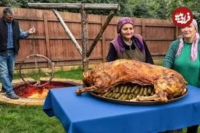 ببینید| غذای روستایی در آذربایجان؛ کباب بره پر شده با دلمه برگ مو در روستا