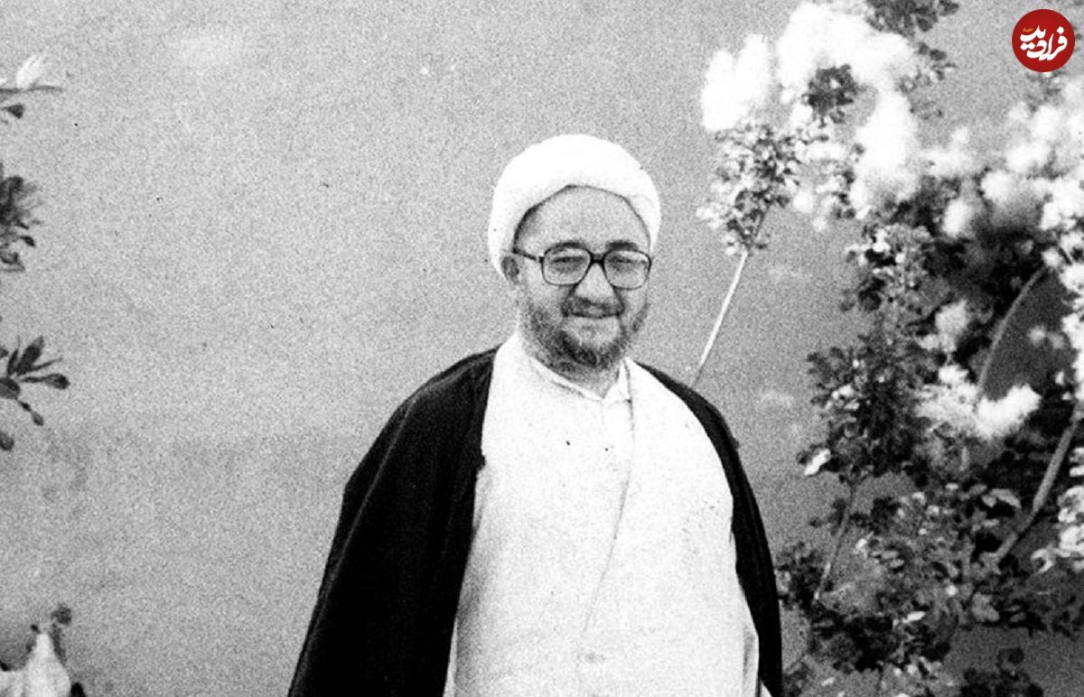 عکس؛ سفر در زمان؛ «محمدصادق خلخالی در کنار هلیکوپتر در سفر شیراز»؛ دهه 60