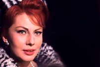 عکس؛ سفر در زمان؛ «ثریا اسفندیاری در 59 سالگی در پاریس»؛ سال 1369