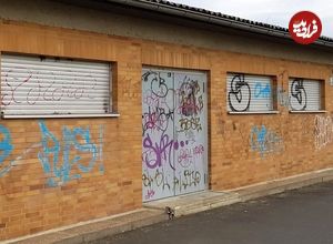 عکس؛ هنر خیابانی؛ خلاقیت هنرمندی که این «در فلزی» را به «اصطبل گورخر» تبدیل کرده است