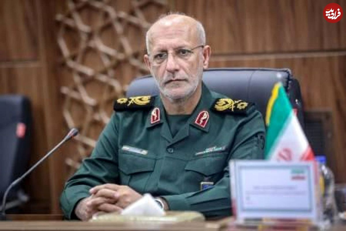 عکس؛ سفر در زمان؛ «سردار غلامرضا محرابی» در کنار همرزمان اش در جبهه؛ دهه 60