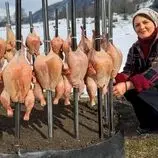 ببینید| غذای روستایی در آذربایجان؛ کباب کردن 20 مرغ روی آتش و در هوای برفی