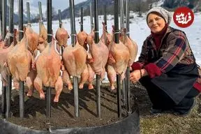 ببینید| غذای روستایی در آذربایجان؛ کباب کردن 20 مرغ روی آتش و در هوای برفی