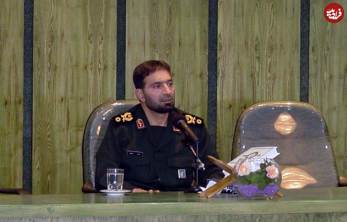 عکس؛ سفر در زمان؛ «پدر صنعت موشکی ایران» در حال آموزش رزمنده ها در جبهه؛ دهه 60
