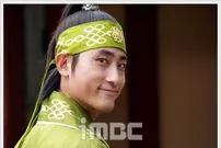 عکس| سفر زمان؛ «یونگ‌پو» در حال عبور از مقابل تماشاچیان در پشت‌صحنه سریال «جومونگ»