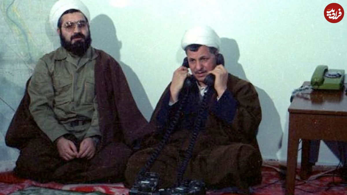 عکس؛ سفر در زمان؛ «حسن روحانی در حال نماز خواندن پشت سر رهبر انقلاب»؛ سال 58
