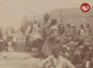 عکس| سفر زمان؛ تصویری از مراسم «تعزیه» در یکی از روستاهای ایران؛ 145 سال قبل