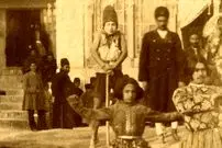 عکس| سف به ایران قدیم؛ تصویر دیده‌نشده از «گروه نمایشی و پسران رقاص» در دوران قاجار 