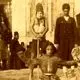 عکس| سف به ایران قدیم؛ تصویر دیده‌نشده از «گروه نمایشی و پسران رقاص» در دوران قاجار 