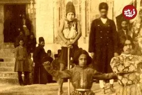 عکس| سف به ایران قدیم؛ تصویر دیده‌نشده از «گروه نمایشی و پسران رقاص» در دوران قاجار 