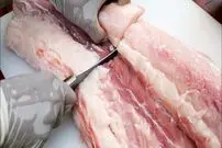 ببینید| غذای خیابانی در تایلند؛ تهیه استیک فیله کروکودیل در بانکوک