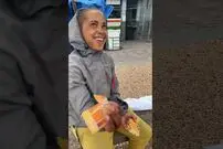 (ویدئو) دوربین مخفی سخاوت؛ نوجوان گوجه فروش 2 رئال بخشید، 3 هزار رئال گرفت!