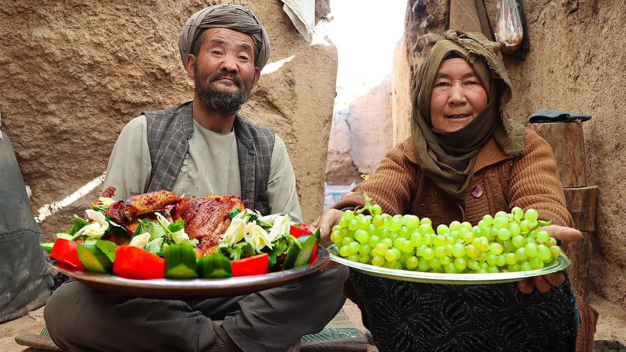 (ویدئو) پخت یک خوراک محلی با مرغ با سبزیجات توسط زوج مسن افغان در غار 