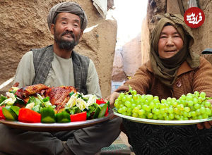 (ویدئو) پخت یک خوراک محلی با مرغ با سبزیجات توسط زوج مسن افغان در غار 