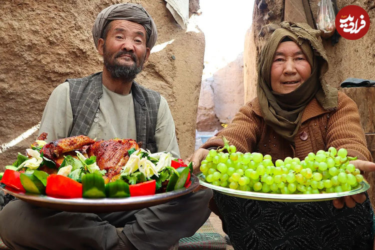 (ویدئو) پخت یک خوراک محلی با مرغ با سبزیجات توسط زوج مسن افغان در غار 