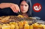 ببینید| غذا خوردن با صدا؛ خوردن ماهی بزرگ کبابی و سیب زمینی به روش دختر جوان یونانی