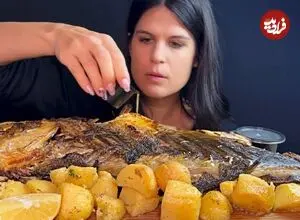 ببینید| غذا خوردن با صدا؛ خوردن ماهی بزرگ کبابی و سیب زمینی به روش دختر جوان یونانی