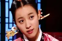 عکس| سفر زمان؛ تیپ و چهرۀ «دونگ‌یی» در فیلم کره‌ای «زیبایی درون»؛ سال 1393