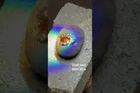 (ویدئو) ببینید این ذره بین غول پیکر چگونه یک سنگ را ذوب می کند!