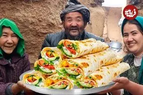 ببینید| غذای روستایی در افغانستان؛ تهیه ساندویچ مرغ و سبزیجات در روستا