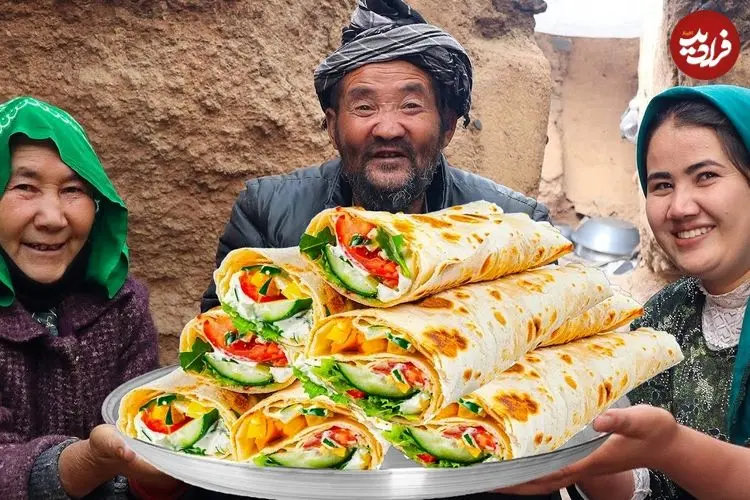 ببینید| غذای روستایی در افغانستان؛ تهیه ساندویچ مرغ و سبزیجات در روستا